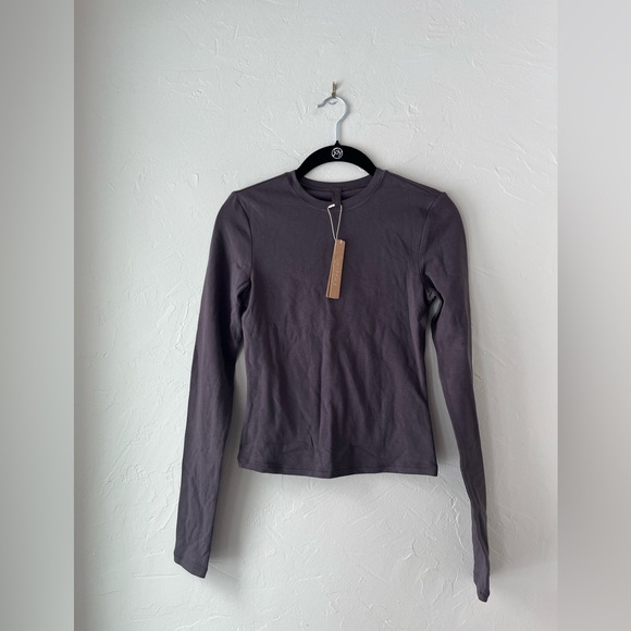 SKIMS Tops - SKIMS COTTON JERSEY LONG SLEEVE T-SHIRT IN IRON XS